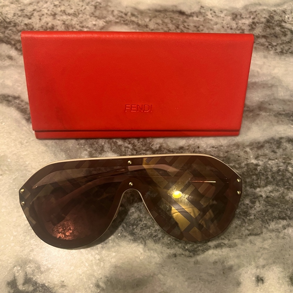 Preloved brown and cream Fendi sunglasses with case